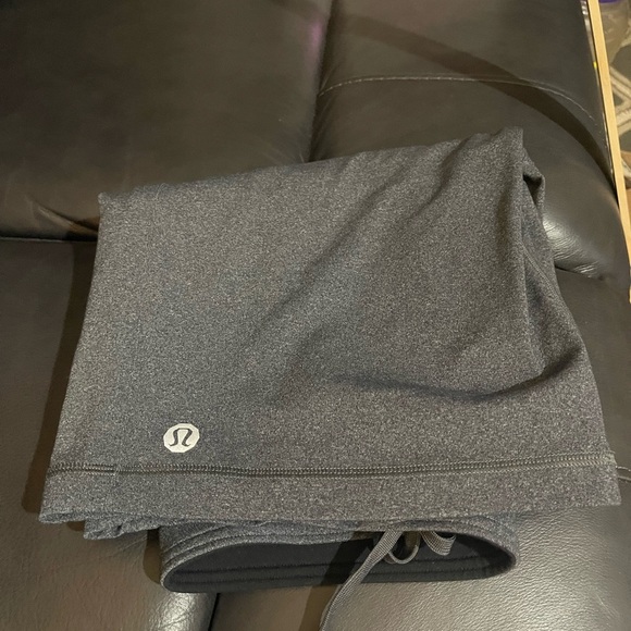 Lululemon men’s  Gray Athletic shorts, so soft and comfortable - Picture 6 of 9
